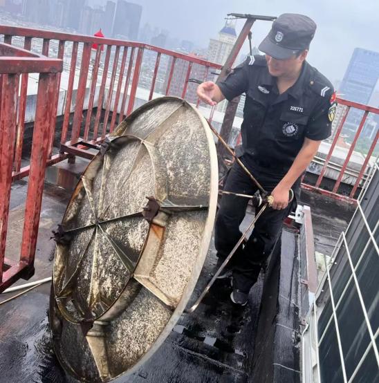 C:/Users/BA/Desktop/風雨過后南京保安迅速行動，恢復安“寧”面貌/11.jpg11