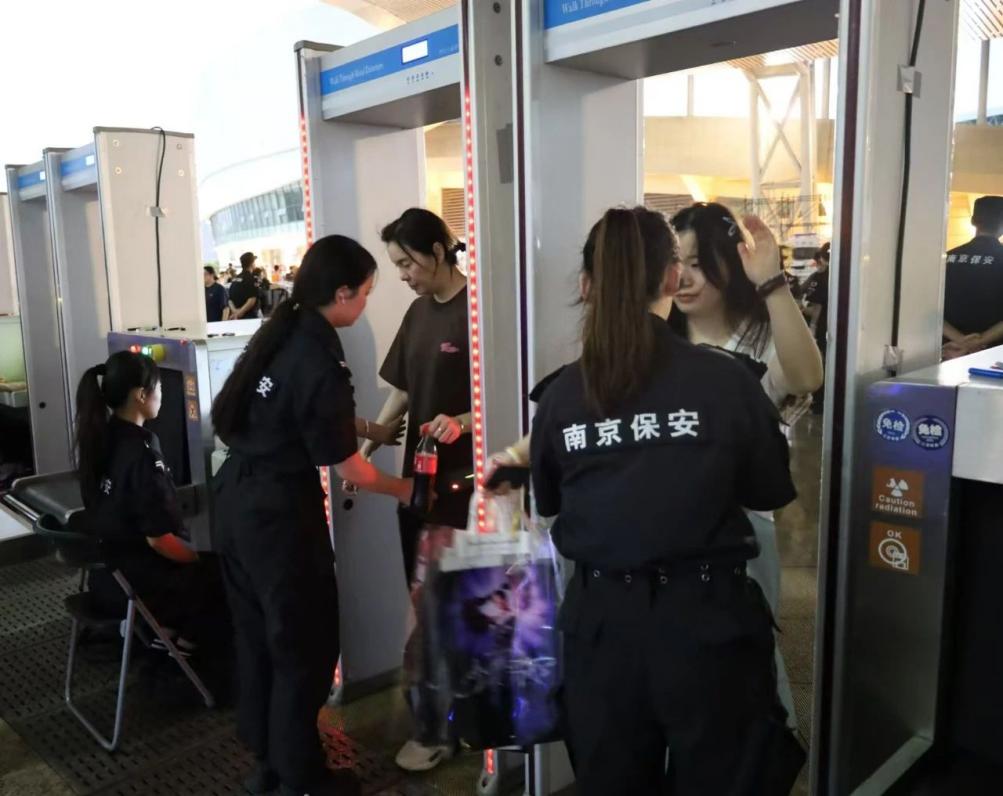 C:/Users/Administrator/Desktop/“安保鐵軍、硬核保障”2024系列報(bào)道四十二——南京市保安服務(wù)有限公司成功護(hù)航張碧晨「今兒個(gè)開心」十周年巡回演唱會(huì)南京站安保任務(wù)/2.jpg2